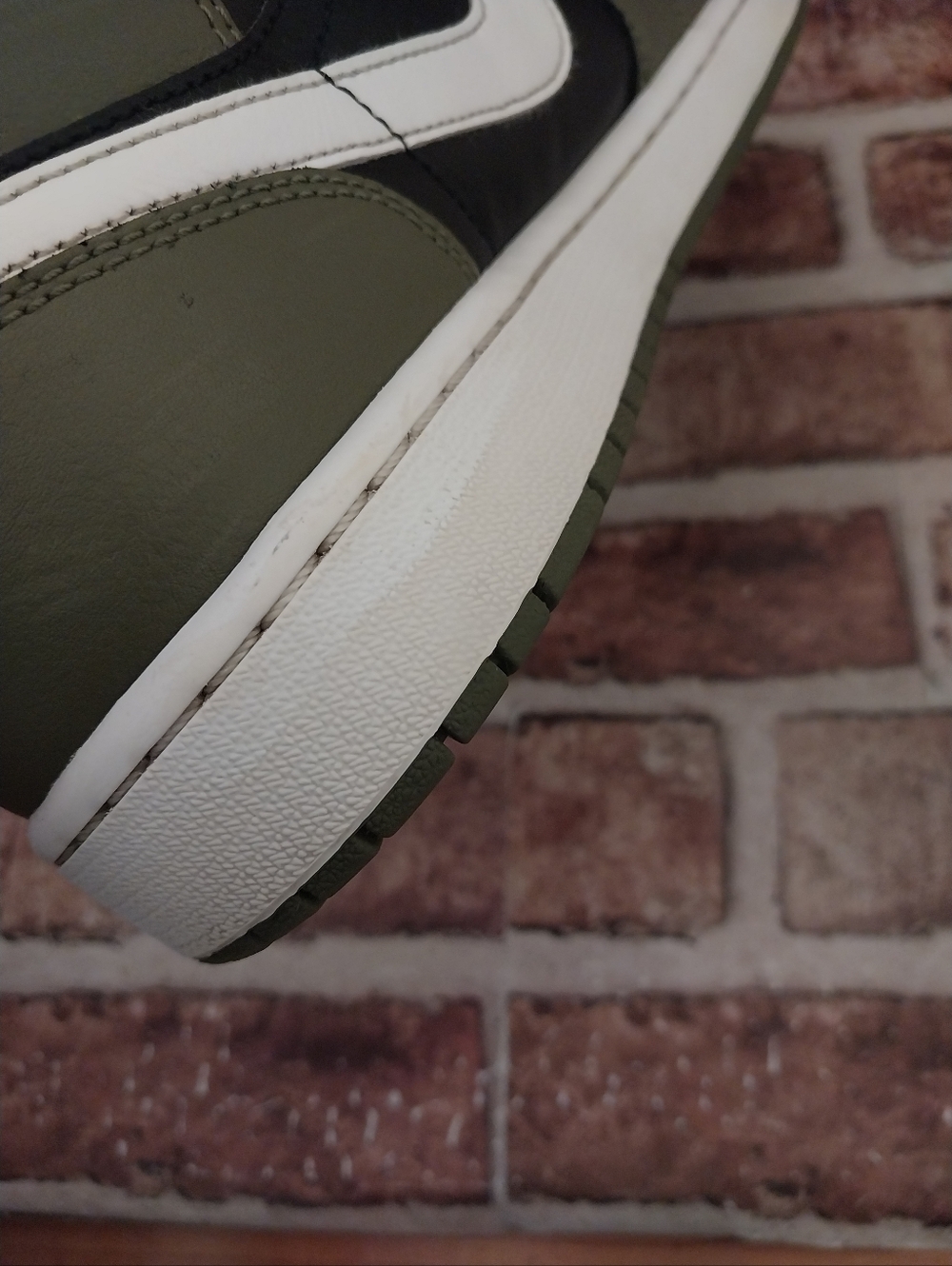 Pre-owned 2024 Jordan 1 Mid - Picture 9 of 11